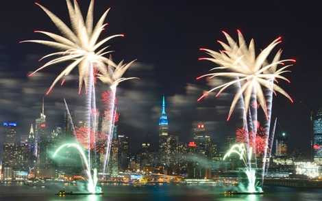 Pháo hoa đón năm mới âm lịch bắn trên sông Hudson ở New York, Mỹ