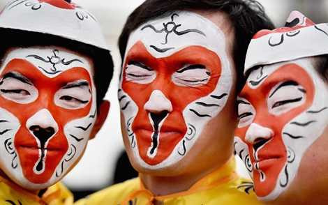 Một nhóm cộng đồng người Trung Quốc ở Anh hóa trang mặt khỉ đón năm mới