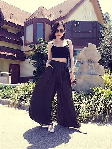 Tóc Tiên luôn khoe thân hình quyến rũ cùng làn da trắng ngần trong những trang phục gợi cảm