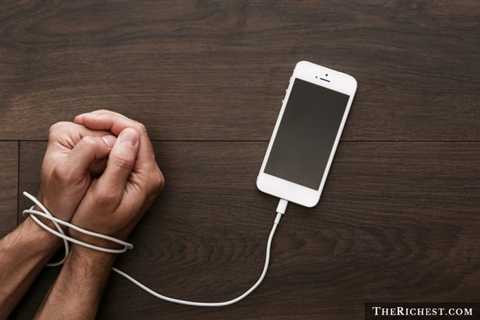 Facebook và smartphone khiến người ta mất rất nhiều thời gian