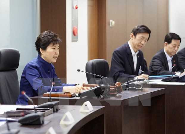 Tổng thống Hàn Quốc Park Geun-Hye (trái), Ngoại trưởng Yun Byung-Se (thứ hai, trái) và Bộ trưởng Quốc phòng Han Min-Koo trong cuộc họp Hội đồng An ninh ở Seoul
