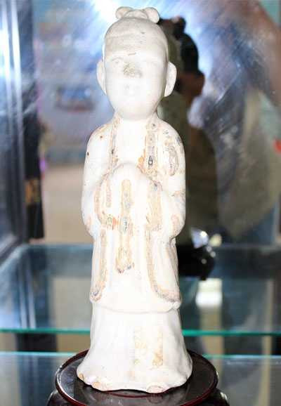 Bức tượng gốm Chu Đậu hình thiếu nữ Bức tượng gốm Chu Đậu hình thiếu nữ