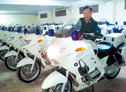 Cán bộ Đại đội 3 Trung đoàn 375 kiểm tra xe trước khi đi làm nhiệm vụ