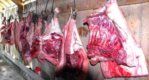 Ngày Tết mổ lợn ăn uống linh đình