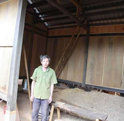 Ông Hạng A Xẻ đã mổ 2 con lợn, mỗi con nặng 1,5 tạ, để phục vụ cho việc xây dựng ngôi gian nhà nhỏ này