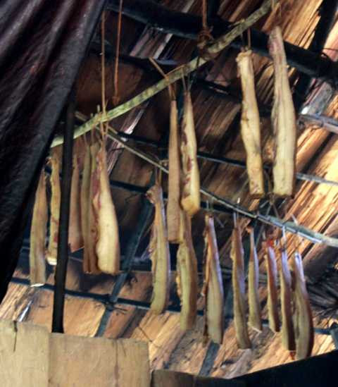 Đồng bào Mông thường treo thịt lên gác bếp để ăn dần