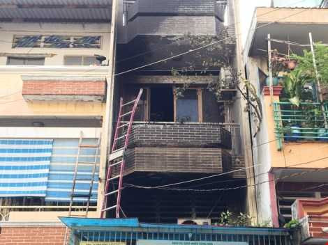 Hàng xóm dùng thang giải cứu những thành viên trong gia đình mắc kẹt trong nhà.