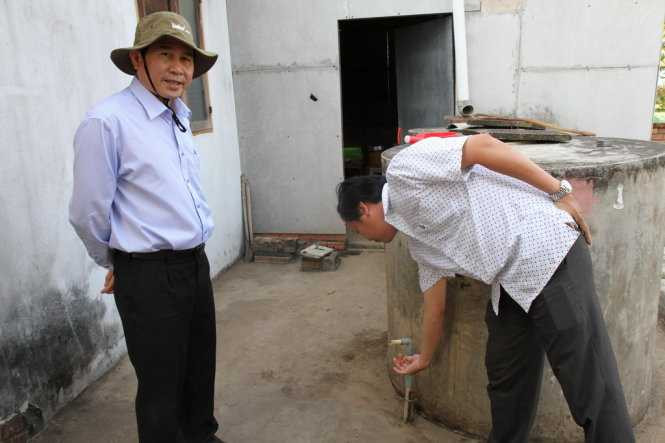 Ông Lê Văn Hưởng (trái) - Chủ tịch UBND tỉnh Tiền Giang trực tiếp đến xã Bình Công để tìm hướng khắc phục.