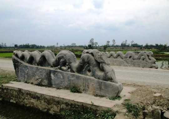 Đôi rồng đá mất đầu trong Thành Nhà Hồ - Thanh Hóa