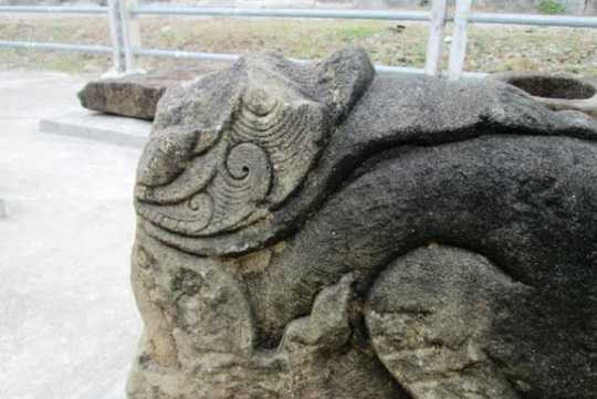 Con nghê bằng đá được khai quật trong Thành Nhà Hồ cũng bị mất đầu