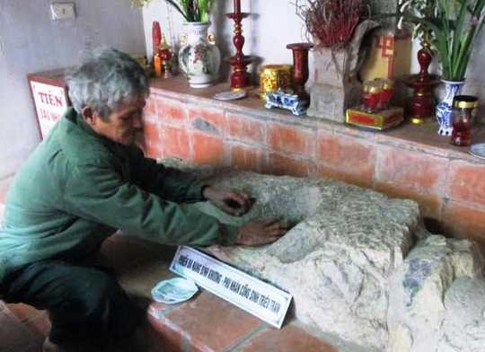 Tảng đá in hình đầu người và đôi bàn tay tương truyền do nàng Bình Khương đập đầu vào đá khi hay tin chồng chết mà có