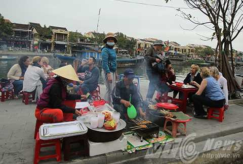 Du lịch Tết, Hội An, Khách nước ngoài, thích thú, ẩm thực