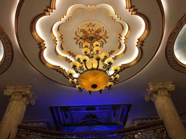 Từ cột nhà đến phần tường đều được chủ nhân chú trọng phần trang trí tỉ mỉ. Tất cả toát lên vẻ xa hoa như cung điện.