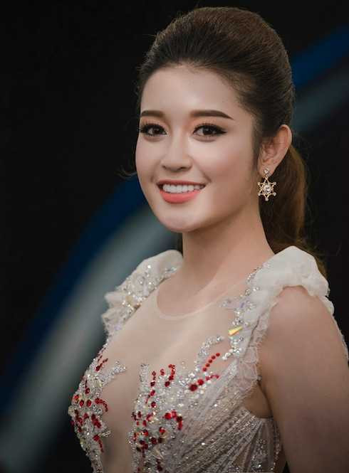 Huyền My dần trở nên bạo dạn hơn trong cách ăn diện.