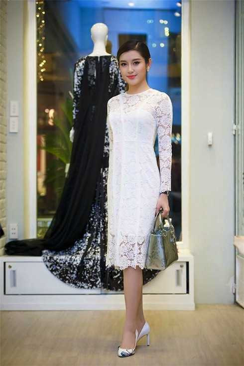 Không chỉ tại những sự kiện, Huyền My cũng rất sexy trong cách phục trang thường ngày.