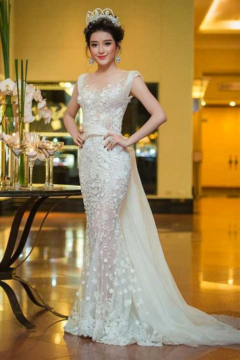 Một bộ đầm giúp Huyền My đẹp tựa nữ thần.