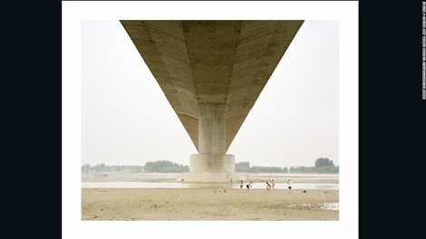 Một gia đình người Trung Quốc vui chơi cuối tuần dưới cây cầu bắc qua sông Hoàng Hà của tác giả Zhang Kechun Một gia đình người Trung Quốc vui chơi cuối tuần dưới cây cầu bắc qua sông Hoàng Hà của tác giả Zhang Kechun