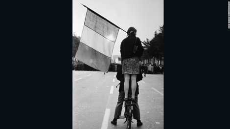 Bức ảnh về các sinh viên biểu tình ở đại lộ Champs Elysees năm 1968 Bức ảnh về các sinh viên biểu tình ở đại lộ Champs Elysees năm 1968
