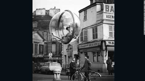 Tác giả Melvin Sokolsky chụp ảnh cô gái ngồi trong quả bóng treo lơ lửng năm 1963 Tác giả Melvin Sokolsky chụp ảnh cô gái ngồi trong quả bóng treo lơ lửng năm 1963