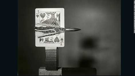 Kỹ sư Harold Edgerton chụp lại cảnh viên đạn xé đôi lá bài năm 1960 Kỹ sư Harold Edgerton chụp lại cảnh viên đạn xé đôi lá bài năm 1960