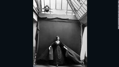Tác phẩm Chiếc váy đêm của nghiếp ảnh gia Richard Avedon, chụp năm 1956 ở Paris Tác phẩm Chiếc váy đêm của nghiếp ảnh gia Richard Avedon, chụp năm 1956 ở Paris