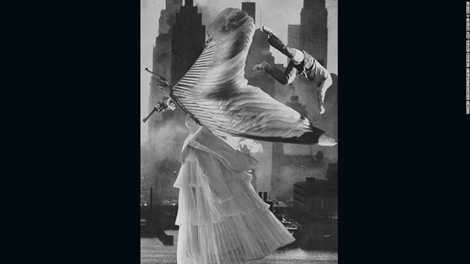 Bức ảnh siêu thực Thiên thần của tác giả Toshiko Okanoue năm 1954 Bức ảnh siêu thực Thiên thần của tác giả Toshiko Okanoue năm 1954