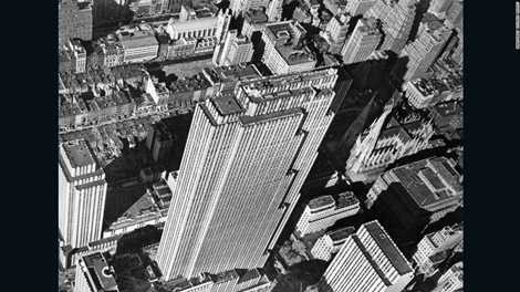 Tác phẩm chụp New York nhìn từ trên cao nữ nhiếp ảnh gia Margaret Bourke White chụp năm 1939, bà là nữ phóng viên chiến trường đầu tiên của Mỹ trong Thế chiến II Tác phẩm chụp New York nhìn từ trên cao nữ nhiếp ảnh gia Margaret Bourke White chụp năm 1939, bà là nữ phóng viên chiến trường đầu tiên của Mỹ trong Thế chiến II