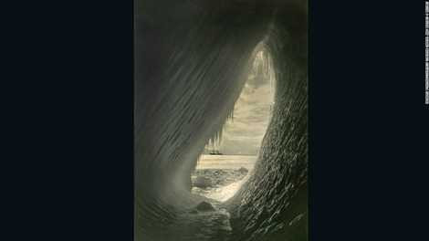 Hang động bên trong một tảng băng trôi chụp năm 1910 bởi nhiếp ảnh gia Herbert Ponting Hang động bên trong một tảng băng trôi chụp năm 1910 bởi nhiếp ảnh gia Herbert Ponting