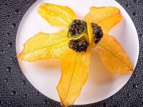 3. Guy Savoy, Paris, Pháp (1.104 USD/2 người, bữa ăn 18 món): Guy Savoy quản lý nhà hàng nổi tiếng của mình với sự chú trọng đặc biệt tới độ chính xác, thái độ phục vụ và những món ăn tinh tế thuộc hàng đắt nhất thế giới. Bữa ăn 18 món của ông gồm những món ăn đắt đỏ như súp nấm truffle đen, tôm hùm được bày trong chính vỏ tôm với tâm cọ. 