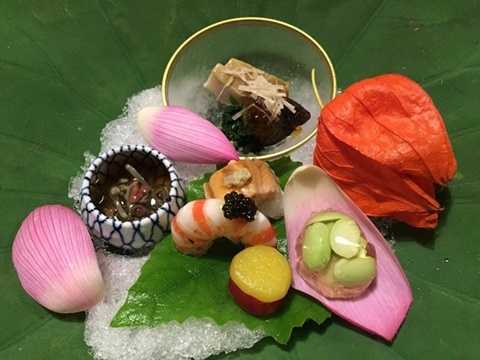  4. Kitcho Arashiyama Honten, Kyoto, Nhật Bản (905 USD/2 người, 12 món): Nhà hàng Kitcho của đầu bếp Kunio Tokuaka phục vụ mỗi món ăn như một tác phẩm nghệ thuật. Các món ăn được chế biến từ nguyên liệu địa phương và bày trên bát đĩa cổ quý giá. Nhà hàng sang trọng này có view nhìn ra sông và những ngọn đồi tuyệt đẹp. 