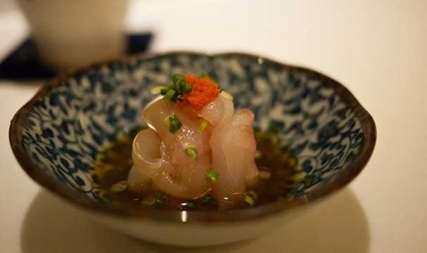 5. Masa, New York, Mỹ (900 USD/2 người, 20-25 món): Masa Takayama là đầu bếp sushi nổi tiếng, đang điều hành nhà hàng Masa ở New York. Nhà hàng phục vụ những món ăn Nhật chất lượng cao nhất ở Mỹ như cơm Italia cuộn với nấm truffle, gan ngỗng nấu trong nồi đất. 