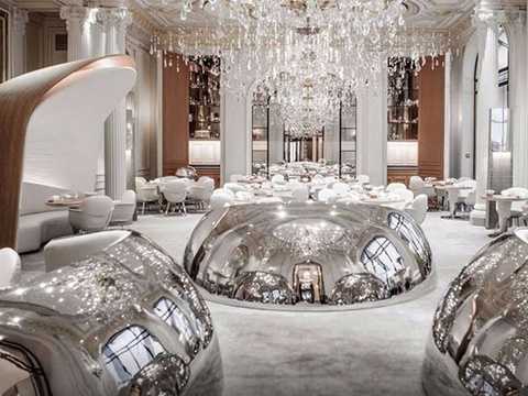 8. Alain Ducasse au Plaza Athenee, Paris, Pháp (856 USD/2 người, 5 món): Là một trong những nhà hàng tuyệt nhất nước Pháp, Alain Ducasse au Plaza Athenee phục vụ món ăn được làm từ các nguyên liệu đơn giản nhưng ấn tượng. Một trong những món được yêu thích ở đây là tôm hùm Na Uy với trứng cá hồi và gan ngỗng. 