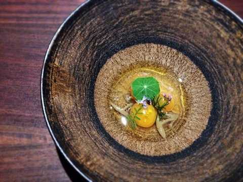 9. Saison, San Francisco, California, Mỹ (796 USD/2 người, 15-20 món): Saison có thực đơn thú vị và sáng tạo, với các món ăn thay đổi hàng ngày, dựa trên nguyên liệu địa phương và những gì có sẵn trong vườn của nhà hàng. Một số món ăn do bếp trưởng Joshua Skenes chế biến gồm gan ngỗng, sò với kem tươi, bò ngâm 80 ngày với dấm. 