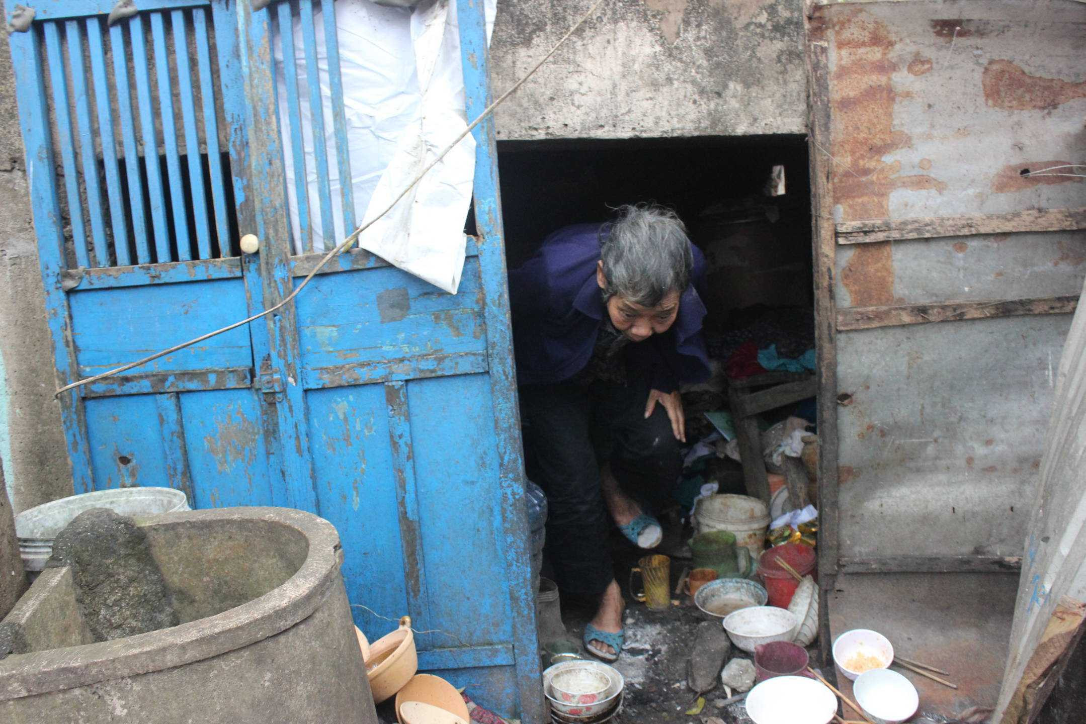 Túp lều dựng tạm dưới gầm nhà văn hóa là nơi và Loan đón tết.