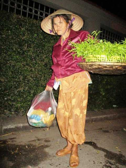 Hàng ngày bà Tuyết mưu sinh bằng nghề bán rau muống ở chợ Bến Ngự.