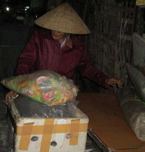 Ngày tết cũng như ngày thường, gian hàng nơi góc chợ là chốn bà nghỉ ngơi.