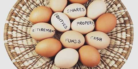 Thật nguy hiểm nếu đầu tư vào quá nhiều lĩnh vực hoặc bỏ tất cả các khoản đầu tư của bạn vào một giỏ. Ảnh minh họa