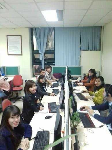 Những điện thoại viên Viettel (line Buôn làng) trong tối giao thừa năm nay. Ảnh: Quân Nguyễn.