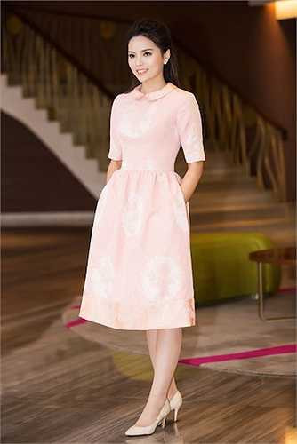 Váy midi tay lửng màu hồng pastel cho Kỳ Duyên vẻ đẹp thanh tân