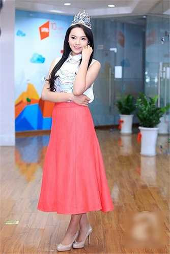 Thời trang lúc mới đăng quang của Kỳ Duyên không có gì ấn tượng, cô chọn những trang phục khá an toàn