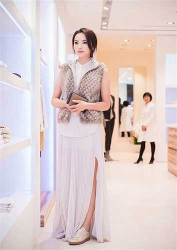 Bộ váy dài xẻ một bên đi cùng áo khoác lông ghi lê này của Kỳ Duyên đánh dấu sự thay đổi mạnh mẽ trong thời trang của cô, cho dù trang phục cũng không được đánh giá cao.