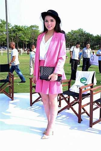 Kỳ Duyên trong một sự kiện ngoài trời quy tụ nhiều ngôi sao của làng giải trí, bộ trag phục màu hồng và phụ kiện đi kèm của cô bị chê tơi tả