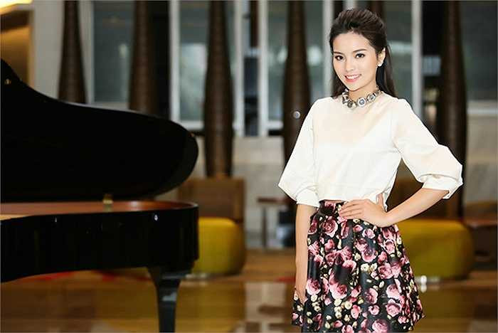 Kỳ Duyên mặc váy xoè hoạ tiết hoa kết hợp duyên dáng với áo trắng