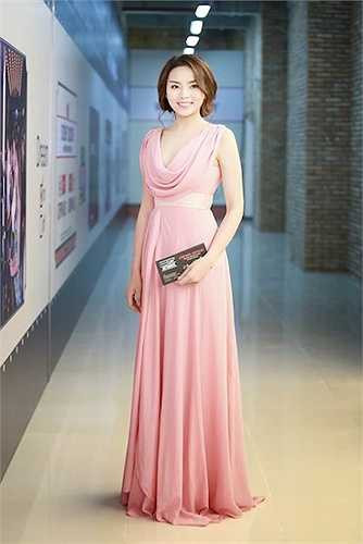 Đầm dài thướt tha với phần cổ đổ đầy quyến rũ