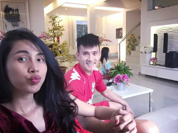 Thủy Tiên - Công Vinh chia sẻ bức ảnh nắm chặt tay nhau trong ngày đầu năm: Mùng 1 tết không đi đâu hết cả, gia đình ấm áp bên nhau. Chúc cả nhà một năm thiệt là hạnh phúc, đáng yêu. Thủy Tiên - Công Vinh chia sẻ bức ảnh nắm chặt tay nhau trong ngày đầu năm: Mùng 1 tết không đi đâu hết cả, gia đình ấm áp bên nhau. Chúc cả nhà một năm thiệt là hạnh phúc, đáng yêu.