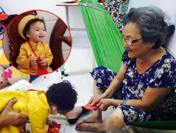 Diễm Hương hạnh phúc khoe ảnh bé Noah biết tự cúi đầu nhận lì xì của bà cố. Diễm Hương hạnh phúc khoe ảnh bé Noah biết tự cúi đầu nhận lì xì của bà cố.