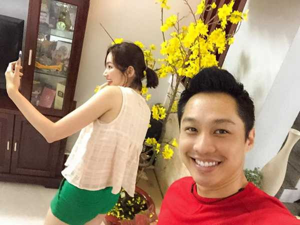 John Từ đăng bức ảnh phía sau hậu trường của vợ khi Trúc Diễm đang bận tạo dáng cho bức hình selfie. John Từ đăng bức ảnh phía sau hậu trường của vợ khi Trúc Diễm đang bận tạo dáng cho bức hình selfie.