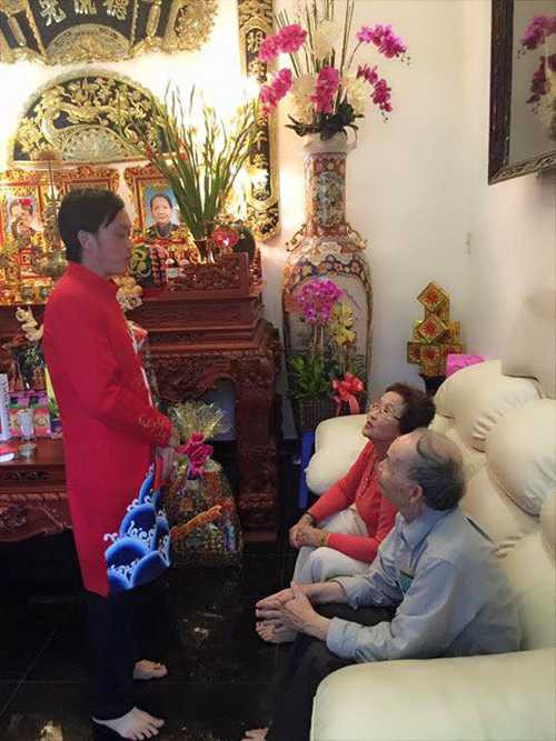 Dương Triệu Vũ đăng bức ảnh anh trai Hoài Linh đang chúc Tết ba mẹ: Truyền thống... Năm nay có mình ảnh ở nhà nên đại diện hết mấy anh chị em. Dương Triệu Vũ đăng bức ảnh anh trai Hoài Linh đang chúc Tết ba mẹ: Truyền thống... Năm nay có mình ảnh ở nhà nên đại diện hết mấy anh chị em.