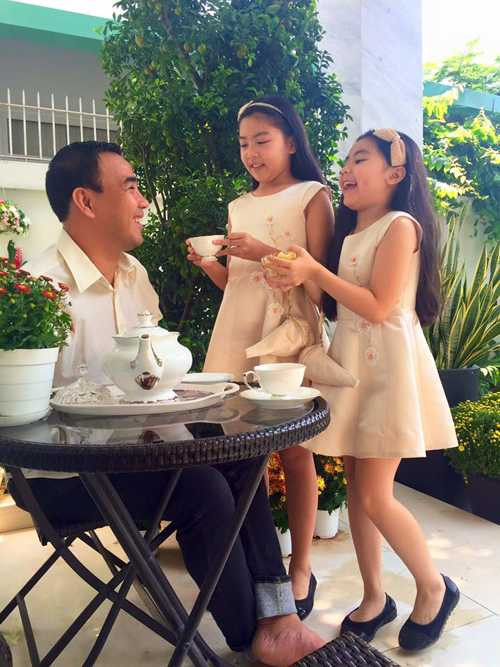 Hai bé nhà Quyền Linh ngoan ngoãn, lễ phép mời trà, bánh cho bố sáng mùng 1 Tết. Hai bé nhà Quyền Linh ngoan ngoãn, lễ phép mời trà, bánh cho bố sáng mùng 1 Tết.