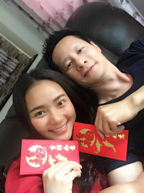 Phan Như Thảo hớn hở khoe phong bao lì xì của chồng. Phan Như Thảo hớn hở khoe phong bao lì xì của chồng.